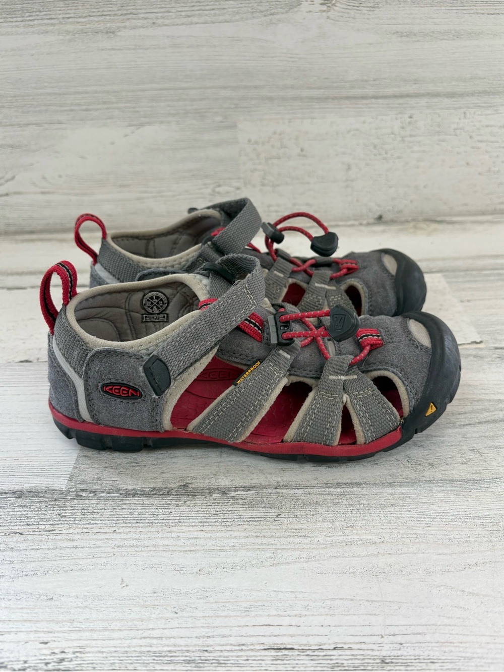 Keen Youth Size 1 Seacamp II CNX Water Sandals In Gray/Red Contour Arch